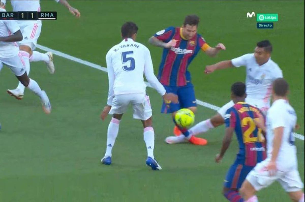 Controversă în El Clasico! Barcelona a cerut penalty după intervenția imprudentă a lui Casemiro