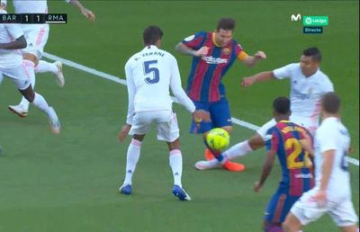 Controversă în El Clasico! Barcelona a cerut penalty după intervenția imprudentă a lui Casemiro