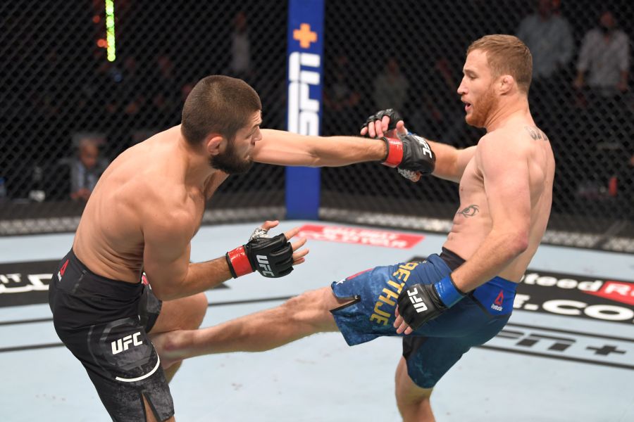 VIDEO IMPRESIONANT! Khabib Nurmagomedov a îngenuncheat și a plâns în Octagon! L-a învins pe Justin Gaethje la UFC 254, apoi și-a anunțat retragerea: „Nu voi mai lupta fără tatăl meu”