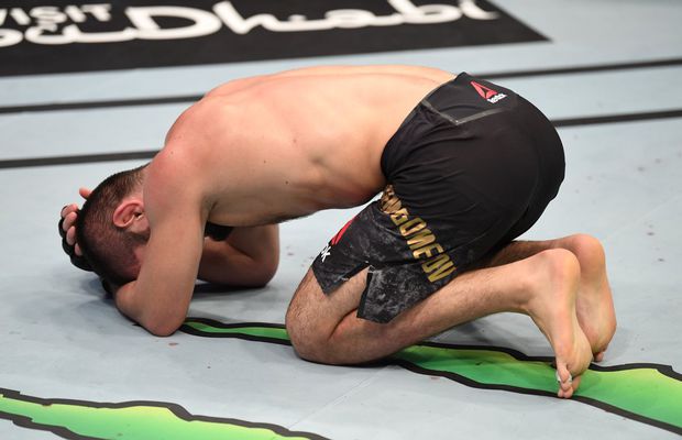 VIDEO IMPRESIONANT! Khabib Nurmagomedov a îngenuncheat și a plâns în Octagon! L-a învins pe Justin Gaethje la UFC 254, apoi și-a anunțat retragerea: „Nu voi mai lupta fără tatăl meu”