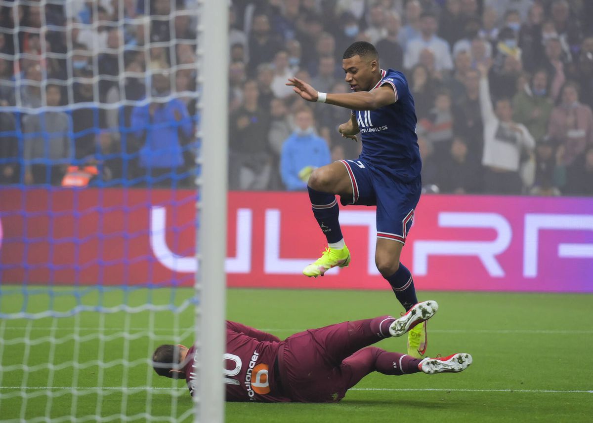 Le Classique incendiar » „ROȘU”, suporter intrat pe teren + Neymar și Messi, păziți de scutieri