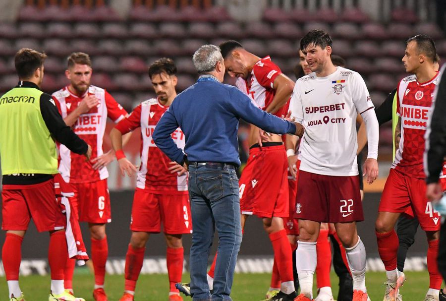 Cristi Săpunaru și Mircea Rednic / Sursă foto: Cristi Preda (GSP) Săpunaru, ținut cu greu de colegi și stewarzi! Căpitanul Rapidului, altercație cu fanii dinamoviști după meci