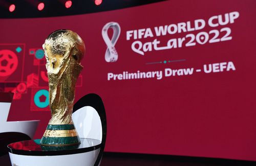 Fotbaliștii ar putea purta la Campionatul Mondial din Qatar tricouri care să ajute la eliminarea erorilor și la luarea deciziilor 100% corecte de către VAR la pozițiile afară din joc. Foto: Imago