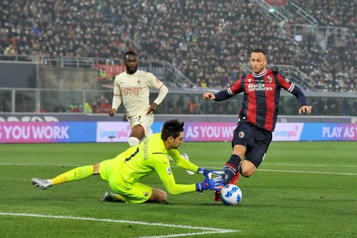 Tătărușanu intervine în fața lui Arnautovic în Bologna - AC Milan 2-4 // foto: Guliver/gettyimages