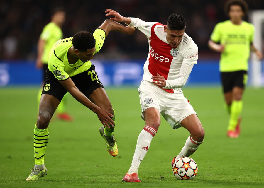 Edson Alvarez, dreapta, în tricoul lui Ajax, foto: Guliver/gettyimages Salma Hayek, implicată în transferul unui jucător de la Ajax » Cum s-a ajuns în această situație