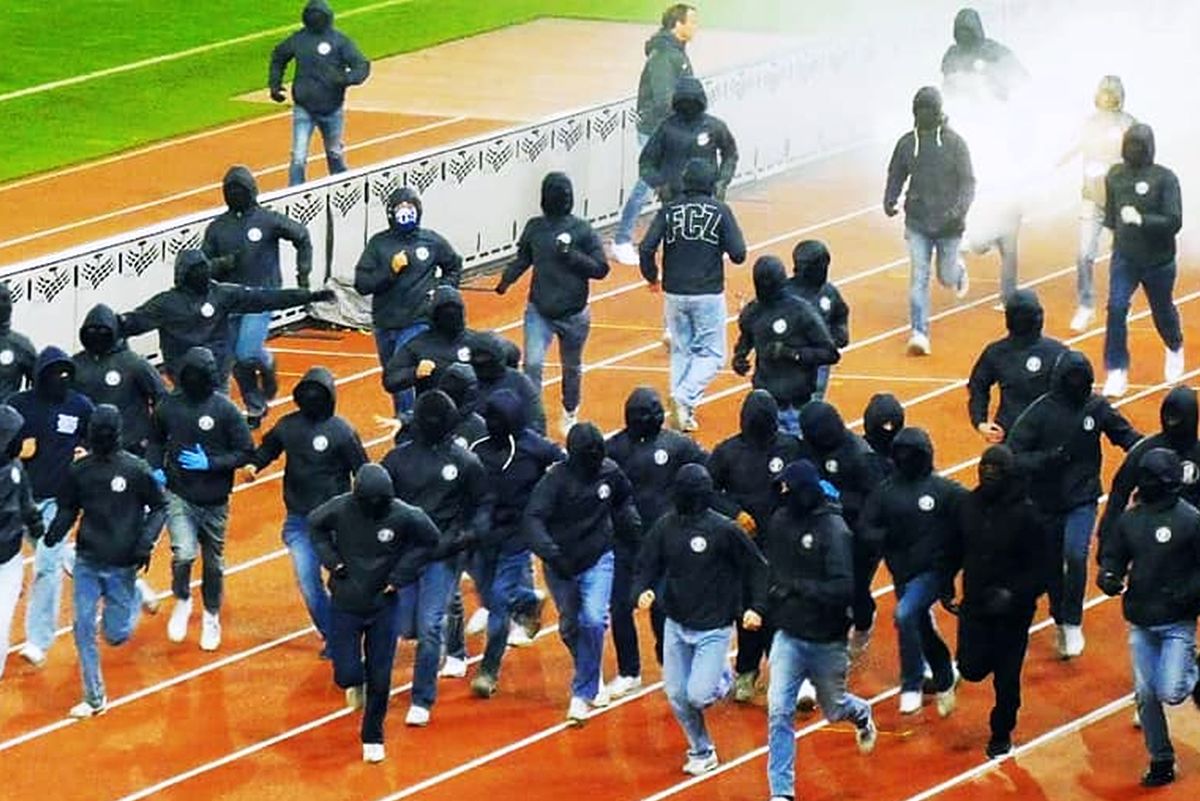 Vestul Sălbatic! Haos în toată regula în Europa: ultrașii au coborât pe pistă și au sărit la bătaie!