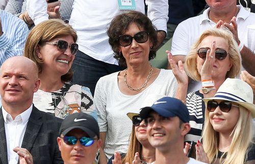 Virgini Ruzici, alături de familia Simonei Halep la Roland Garros 2018 // FOTO: Imago