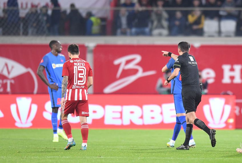 Sepsi - FCSB | Joyskim Dawa a comis un penalty în minutul 26 și putea fi eliminat apoi pentru un gest ironic. Din fericire pentru stoperul camerunez, Tudorie a ratat de la 11 metri, iar „centralul” Marcel Bîrsan nu l-a observat când aplauda.