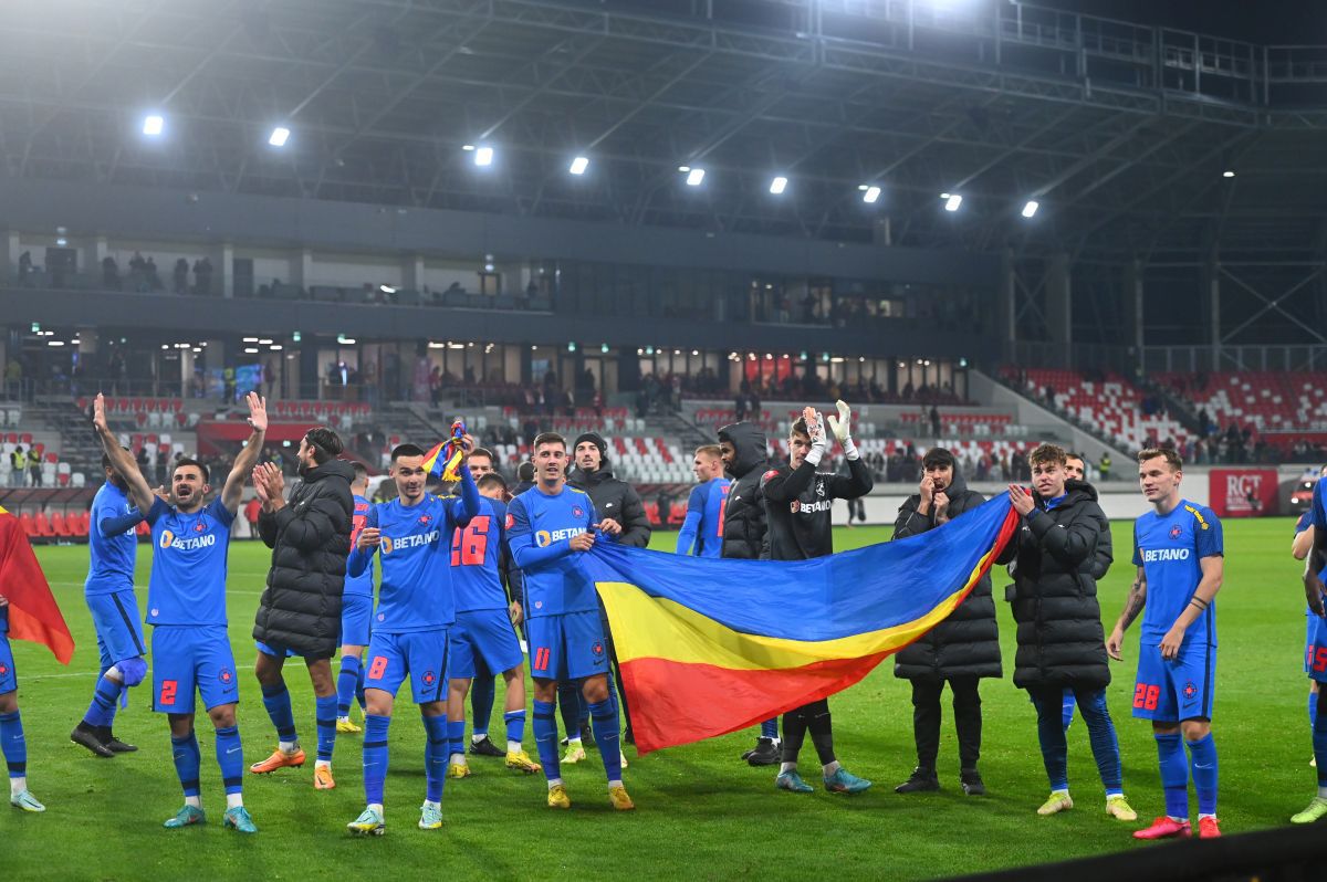 FCSB a celebrat victoria de la Sf. Gheorghe cu drapelul României