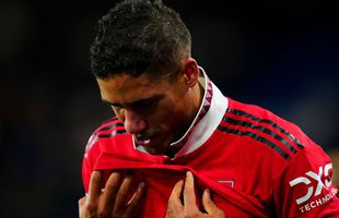 Raphael Varane s-a temut de ce era mai rău, după accidentarea suferită în derby-ul Chelsea - Manchester United. Azi a venit diagnosticul și a aflat cât va lipsi