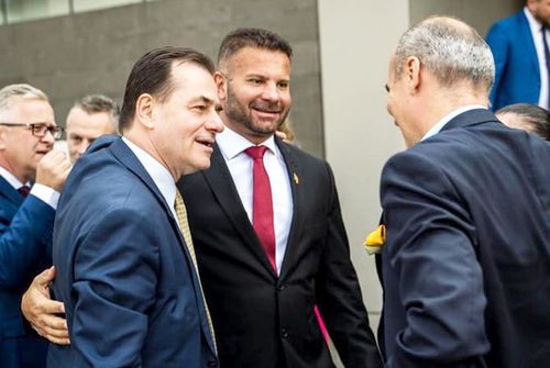 Gabriel Toncean în centru, alături de Ludovic Orban, ex-președinte PNL și prim-ministru al României // foto: Facebook