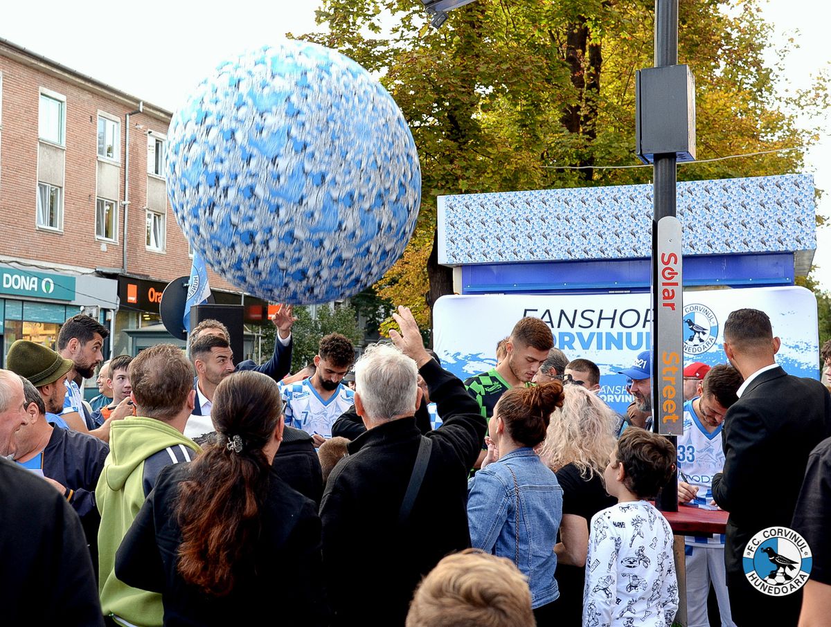 Corvinul Hunedoara și-a prezentat noul echipament și magazinul oficial
