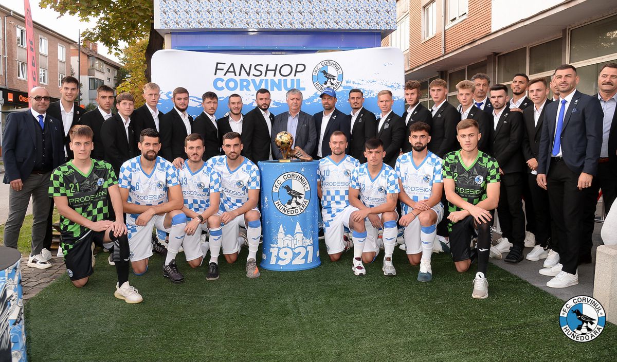 Corvinul Hunedoara și-a prezentat noul echipament și magazinul oficial