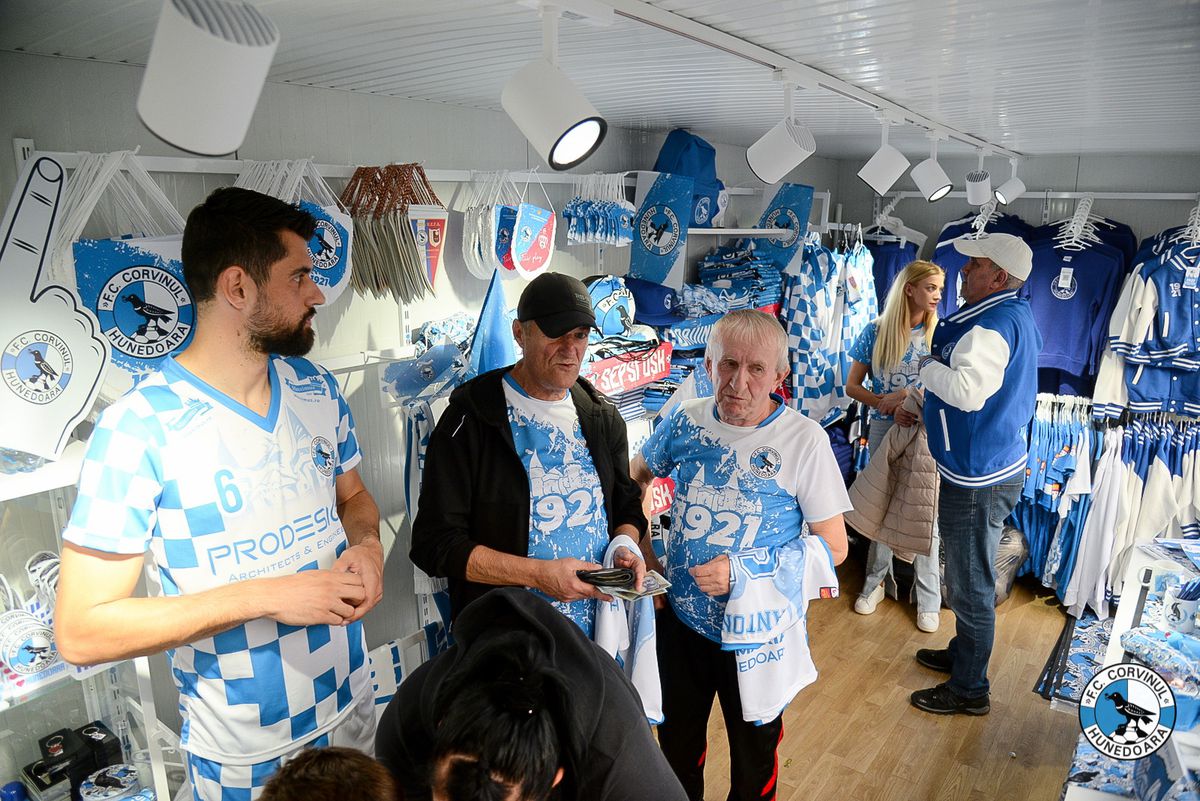 Corvinul Hunedoara și-a prezentat noul echipament și magazinul oficial