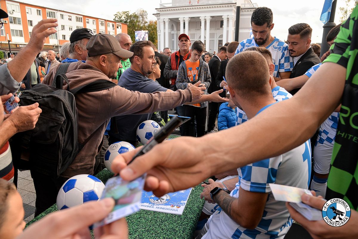 Corvinul Hunedoara și-a prezentat noul echipament și magazinul oficial