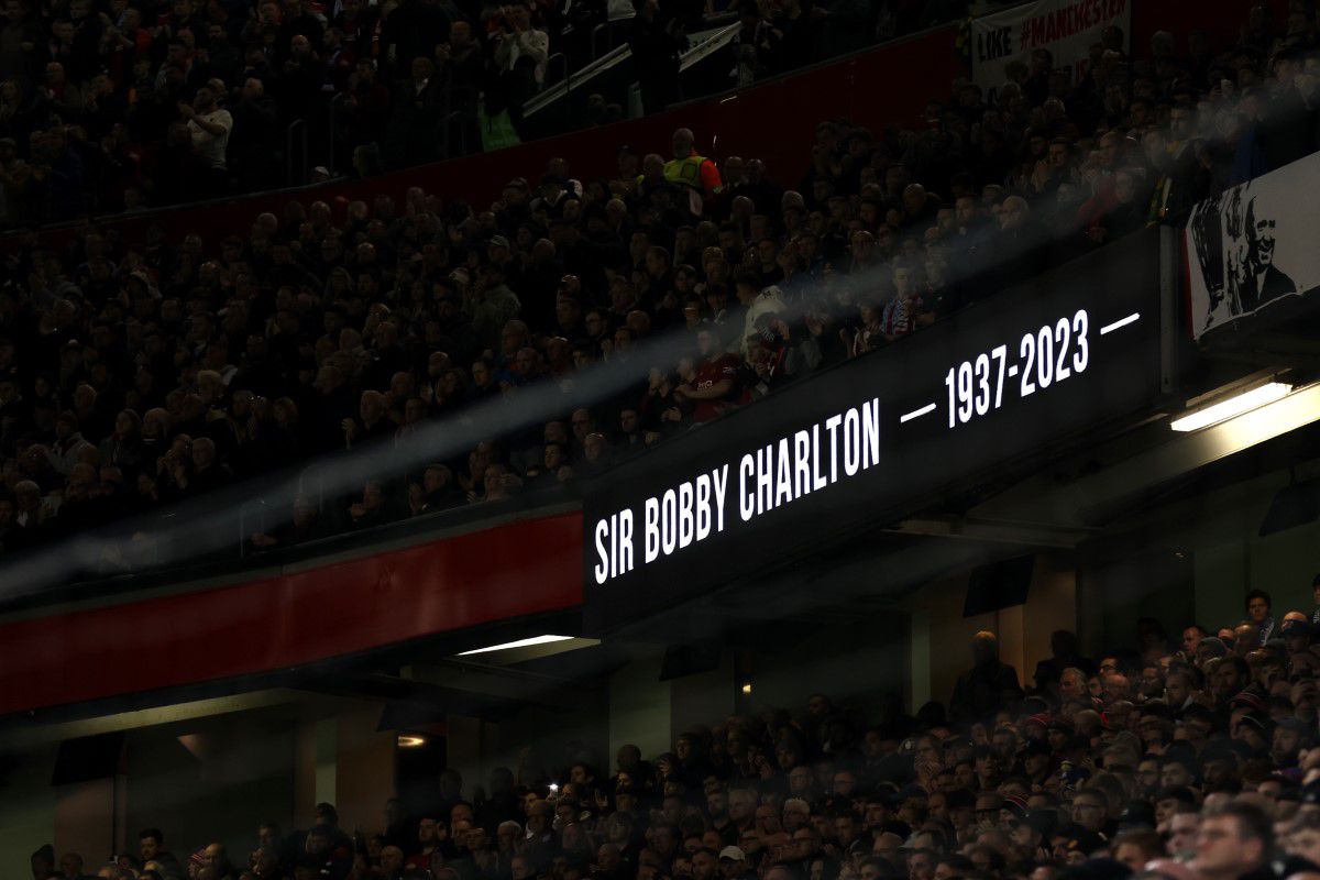 Manchester United l-a omagiat pe Sir Bobby Charlton
