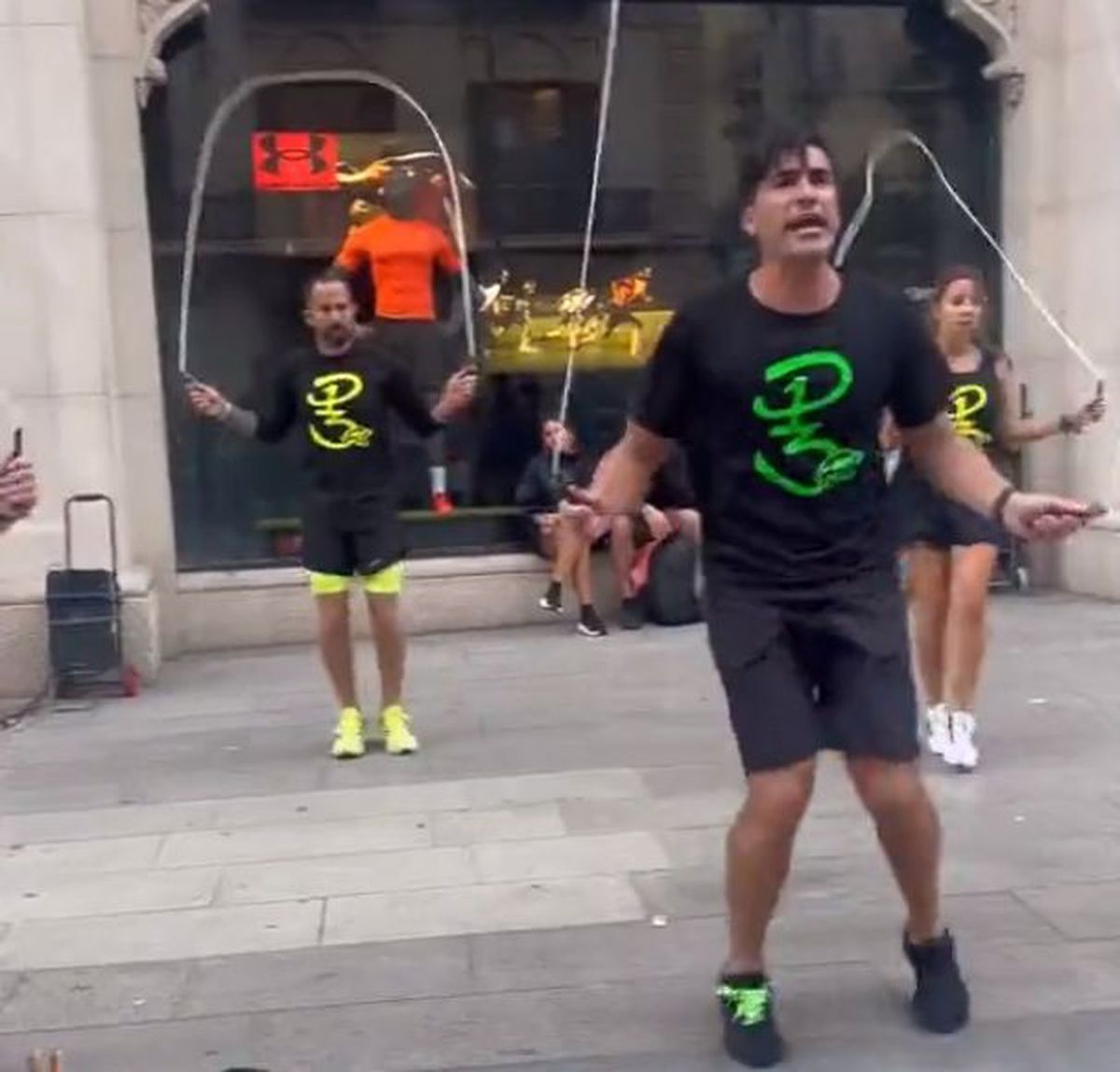 Îl recunoști? A câștigat Liga Campionilor, iar acum a fost filmat într-o ipostază incredibilă pe stradă