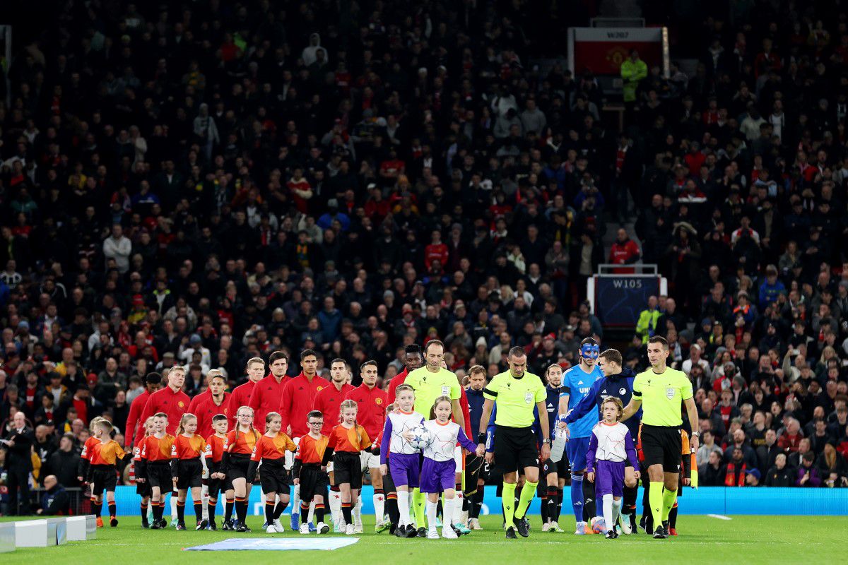 Momente emoționante în Champions League » Manchester United l-a omagiat pe Sir Bobby Charlton