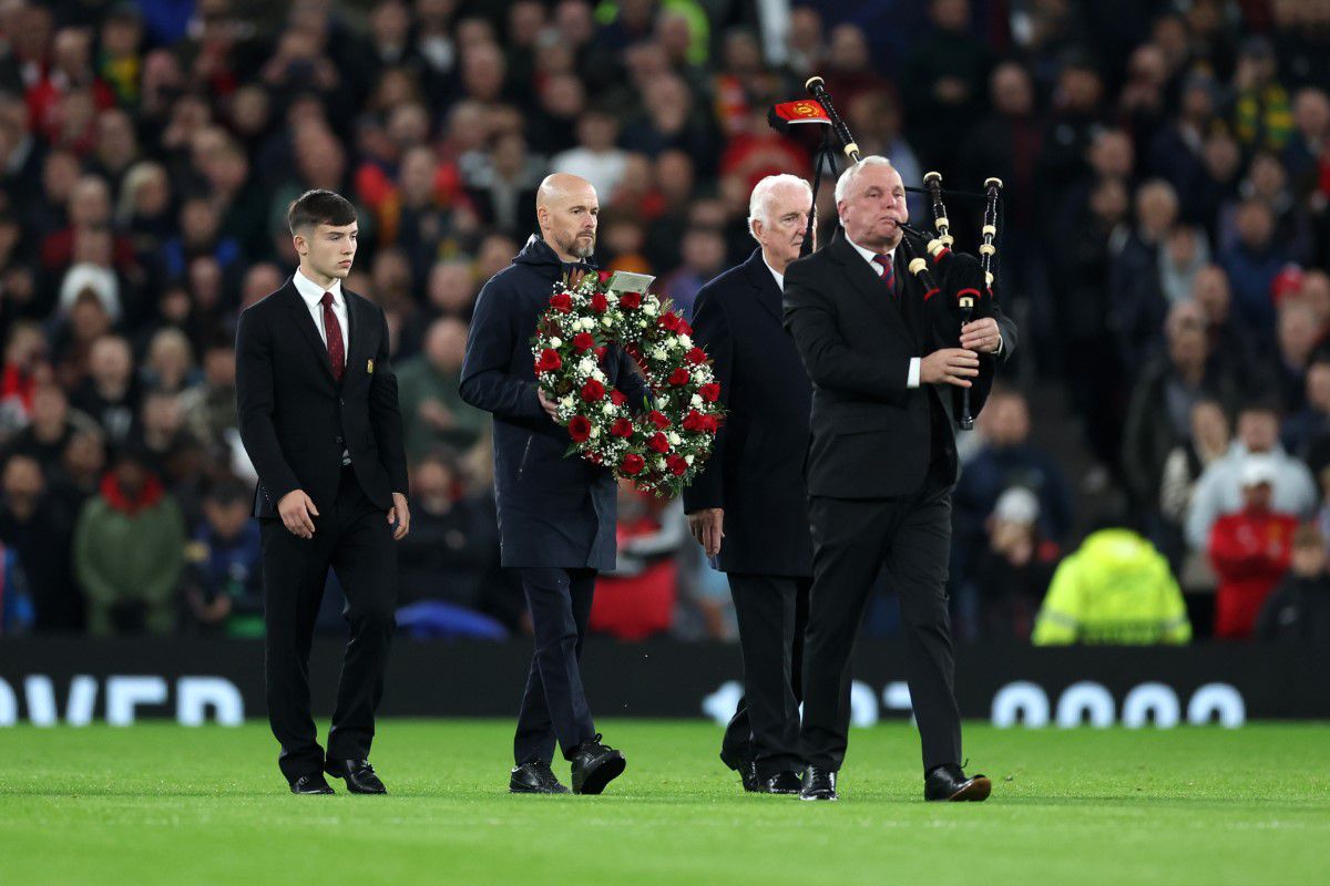 Manchester United l-a omagiat pe Sir Bobby Charlton