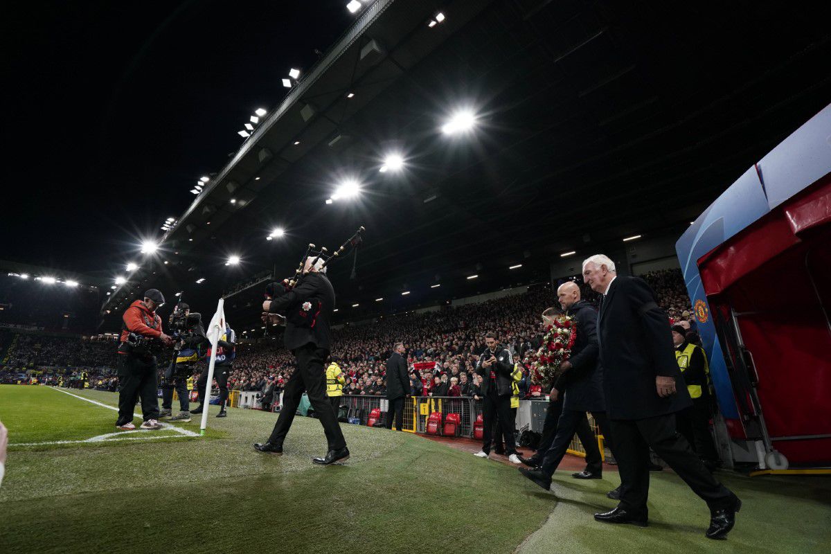 Momente emoționante în Champions League » Manchester United l-a omagiat pe Sir Bobby Charlton