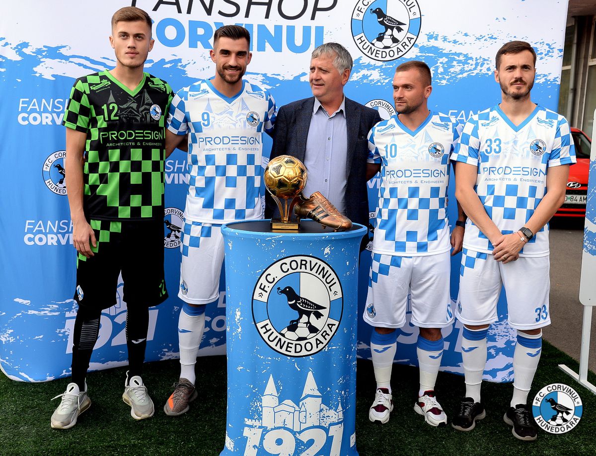 Corvinul Hunedoara și-a prezentat noul echipament și magazinul oficial