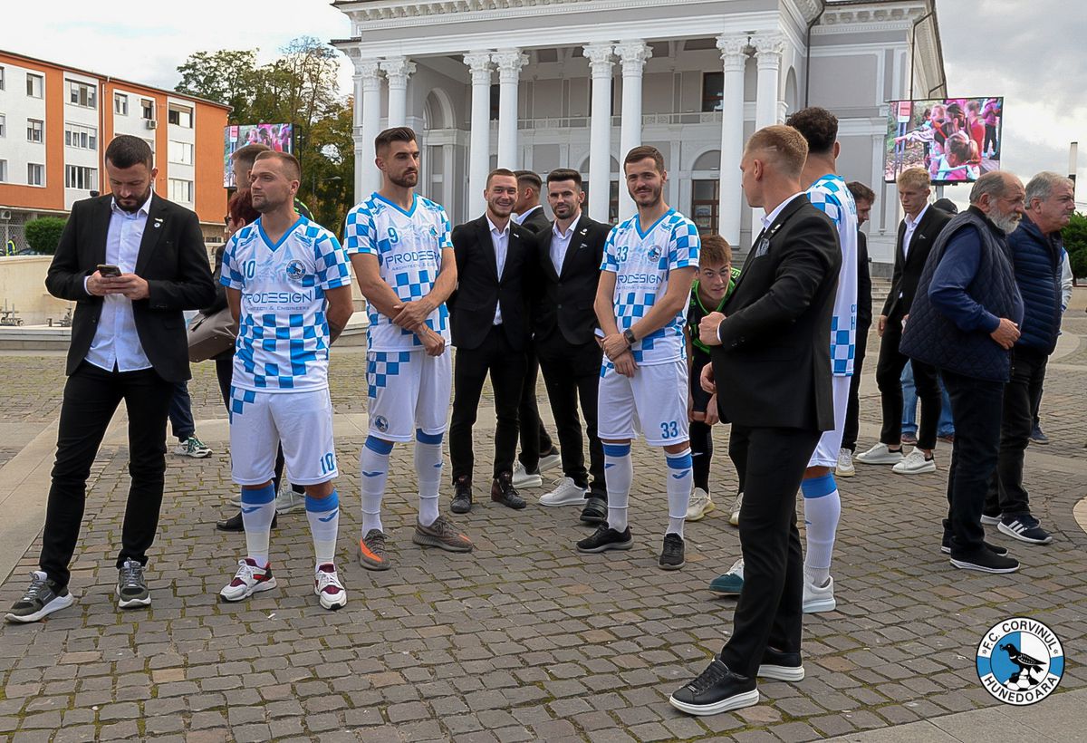 Corvinul Hunedoara și-a prezentat noul echipament și magazinul oficial