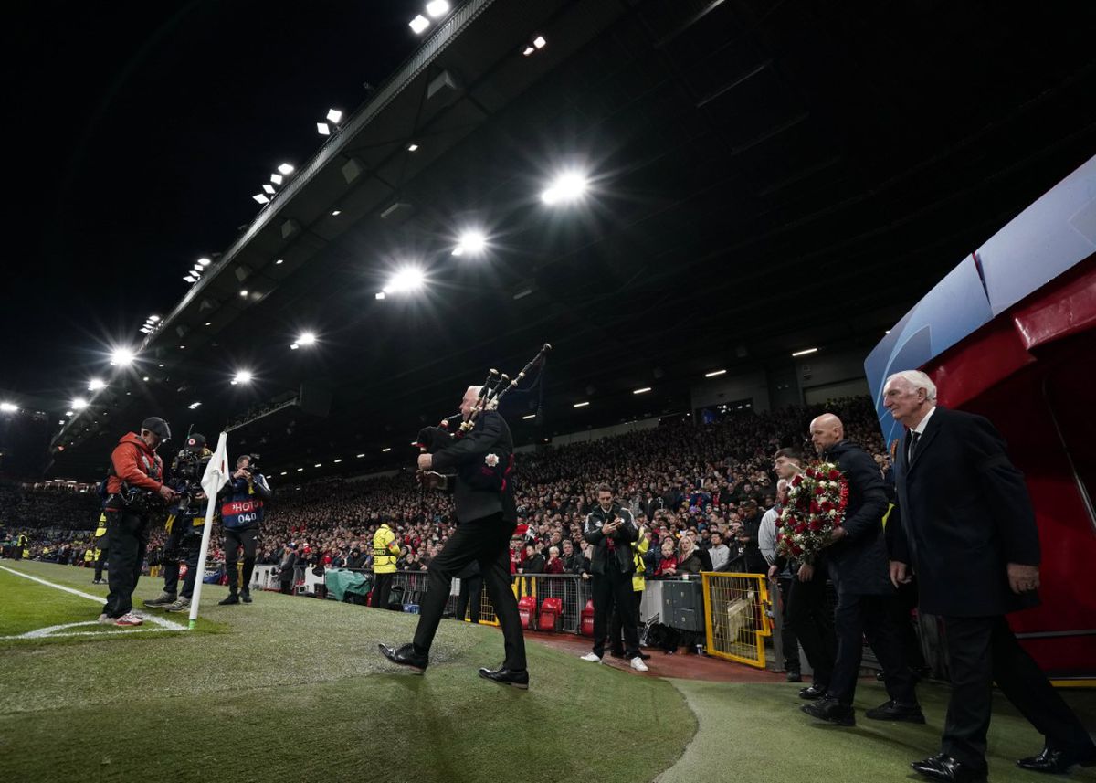Momente emoționante în Champions League » Manchester United l-a omagiat pe Sir Bobby Charlton
