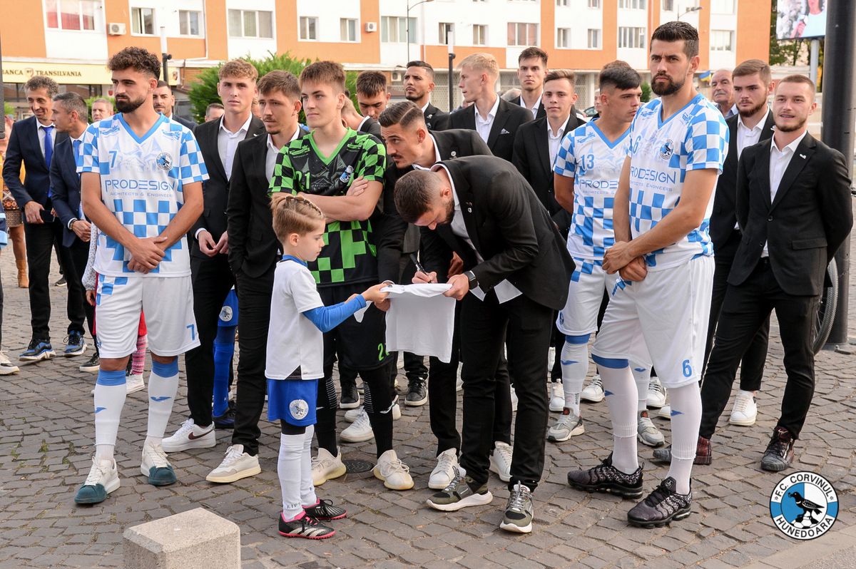 Corvinul Hunedoara și-a prezentat noul echipament și magazinul oficial