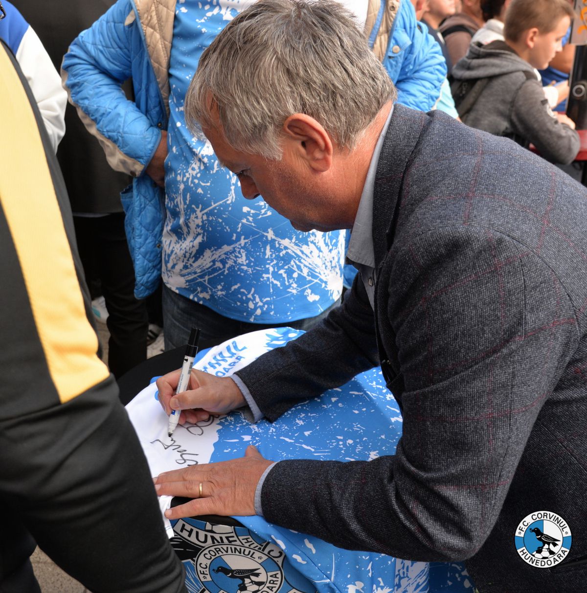 Corvinul Hunedoara și-a prezentat noul echipament și magazinul oficial