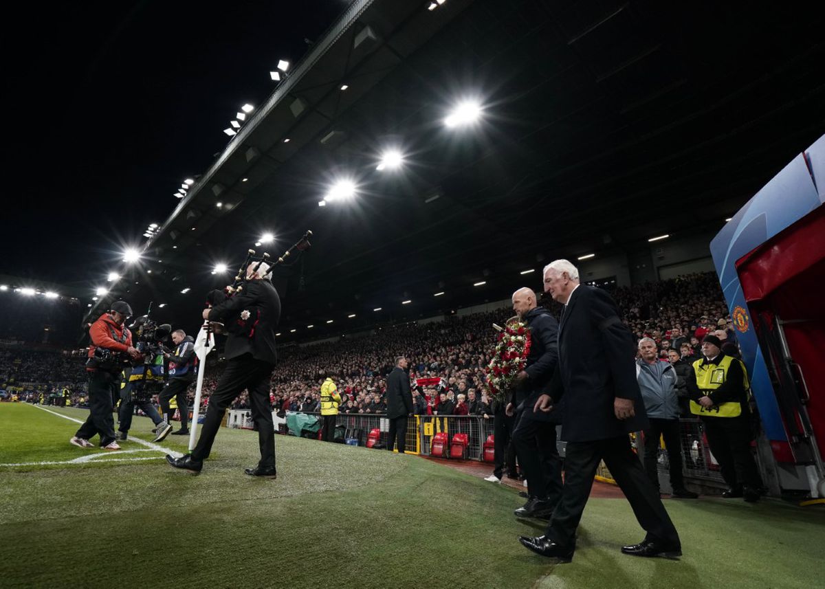 Momente emoționante în Champions League » Manchester United l-a omagiat pe Sir Bobby Charlton