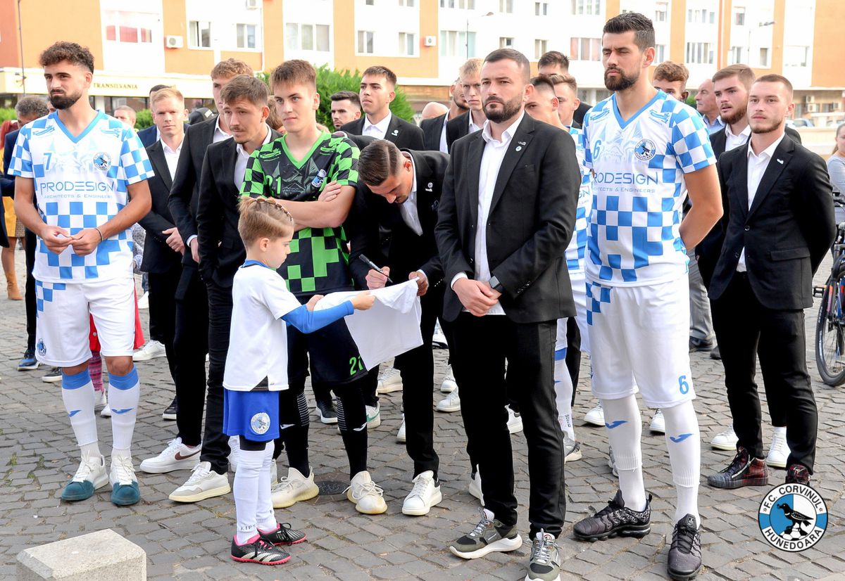 Corvinul Hunedoara și-a prezentat noul echipament și magazinul oficial