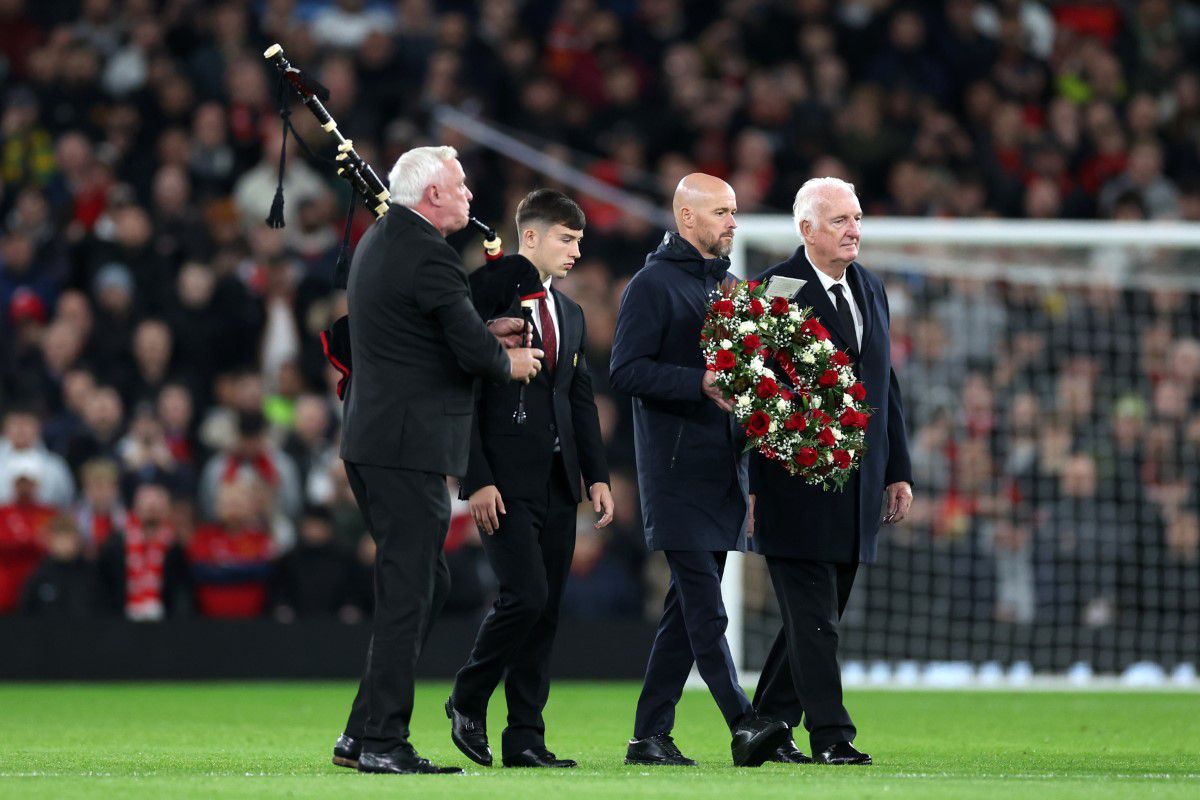 Momente emoționante în Champions League » Manchester United l-a omagiat pe Sir Bobby Charlton