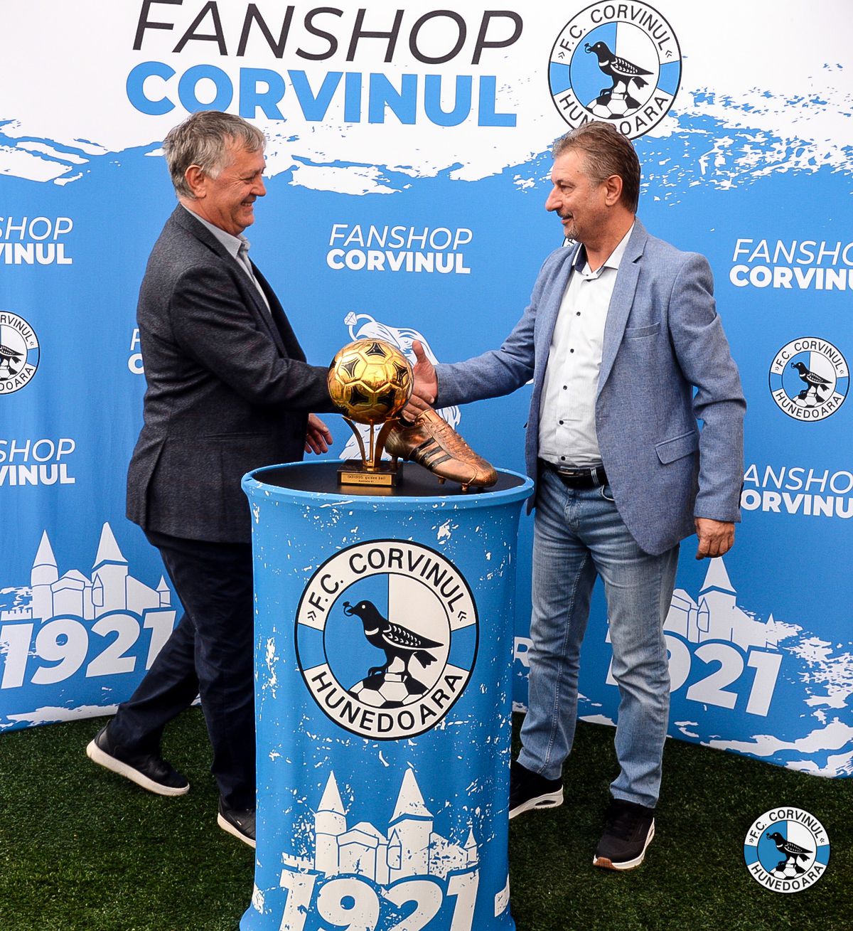 Corvinul Hunedoara și-a prezentat noul echipament și magazinul oficial