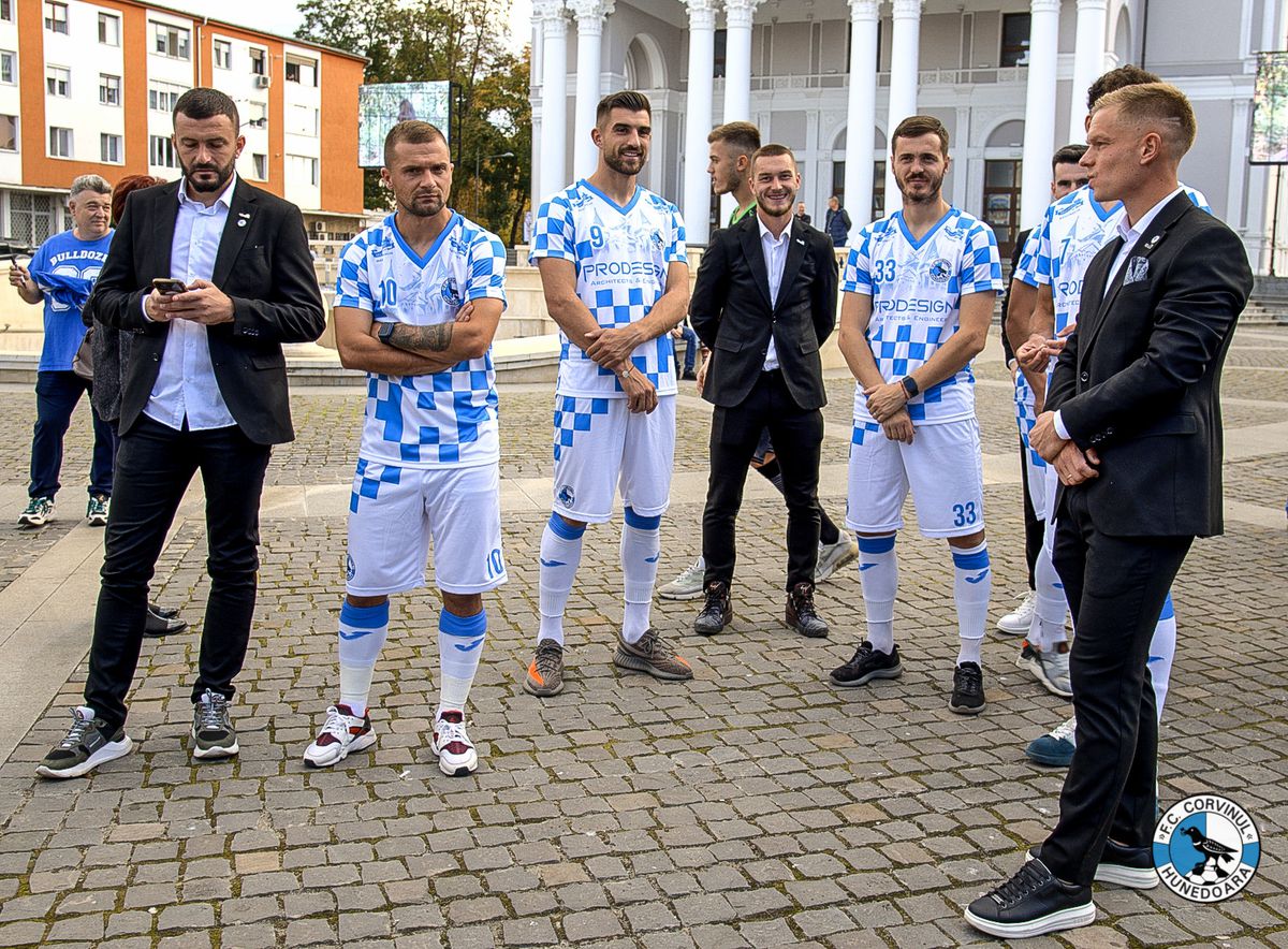 Corvinul Hunedoara și-a prezentat noul echipament și magazinul oficial