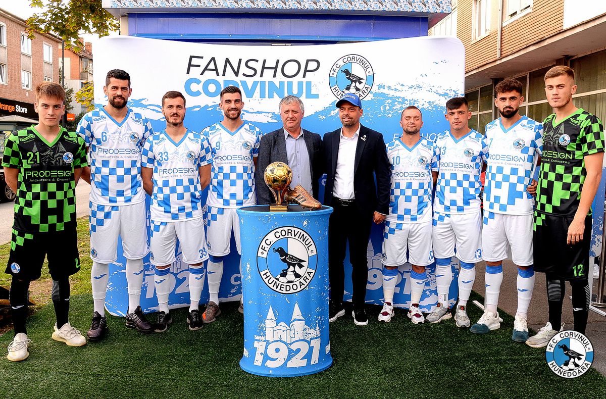 Corvinul Hunedoara și-a prezentat noul echipament și magazinul oficial