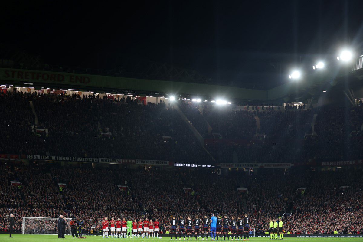 Momente emoționante în Champions League » Manchester United l-a omagiat pe Sir Bobby Charlton