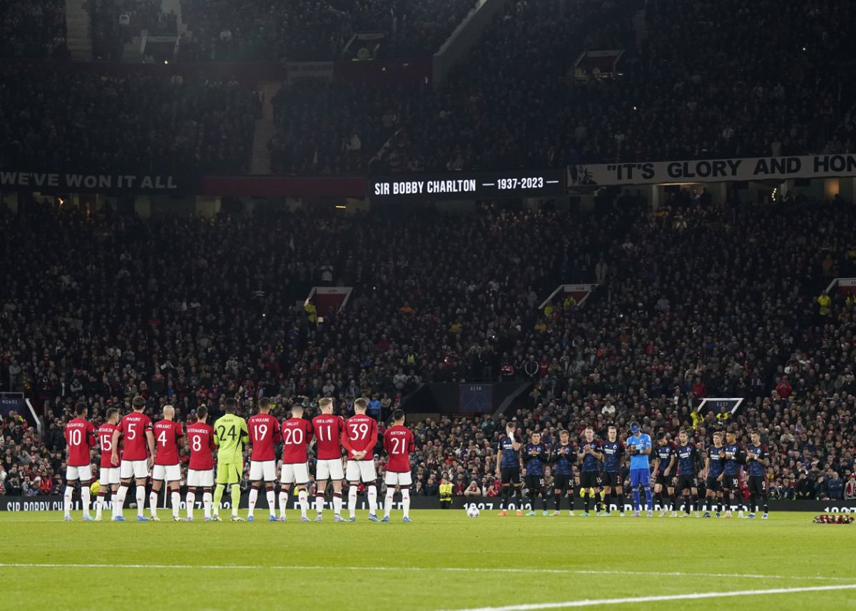 Momente emoționante în Champions League » Manchester United l-a omagiat pe Sir Bobby Charlton