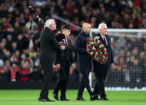 Momente emoționante în Champions League » Manchester United l-a omagiat pe Sir Bobby Charlton