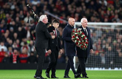 Momente emoționante în Champions League » Manchester United l-a omagiat pe Sir Bobby Charlton