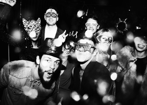 Petrecerile corporate: prin ce se diferențiază acestea de cele organizate în grupul de prieteni?