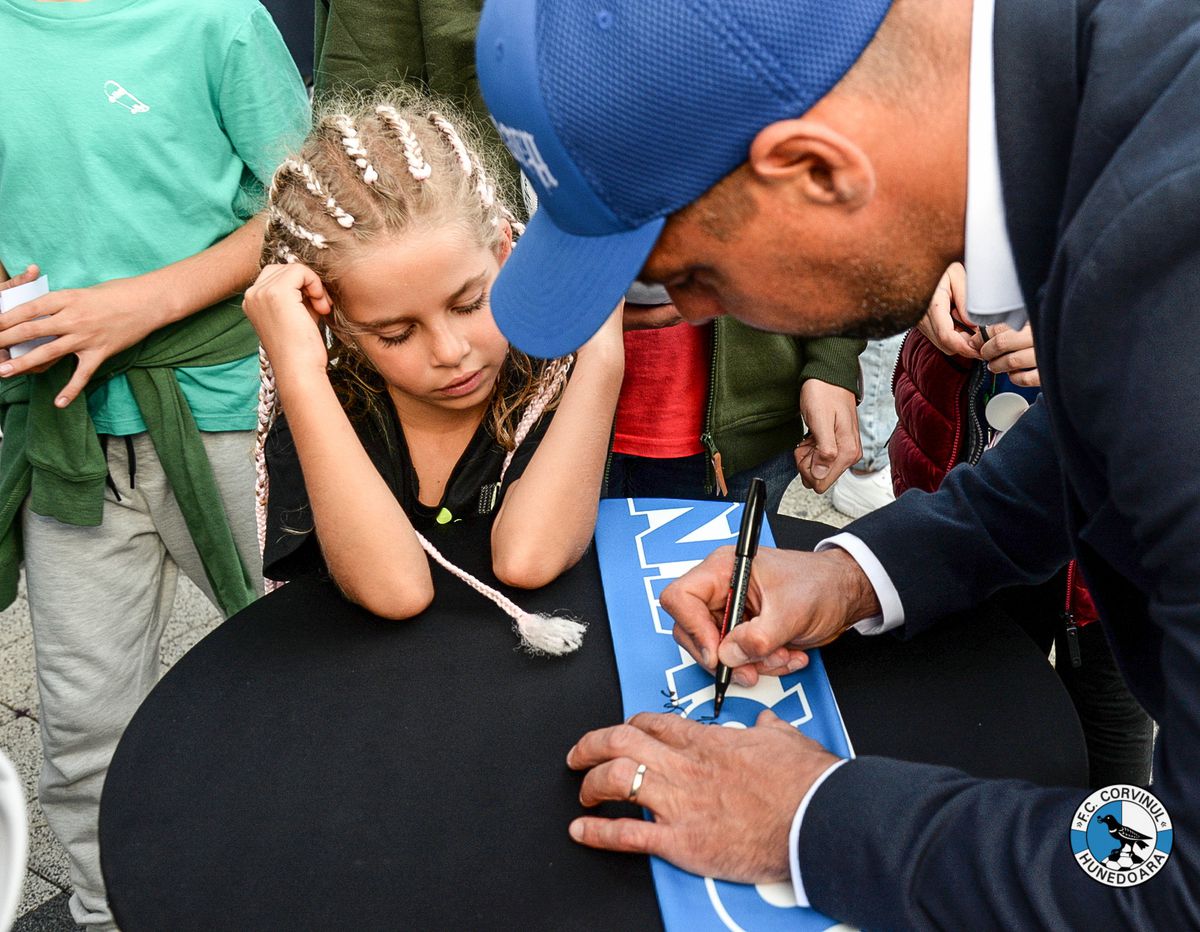 Corvinul Hunedoara și-a prezentat noul echipament și magazinul oficial