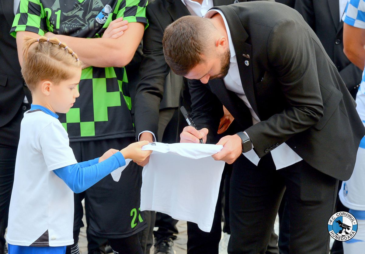 Corvinul Hunedoara și-a prezentat noul echipament și magazinul oficial