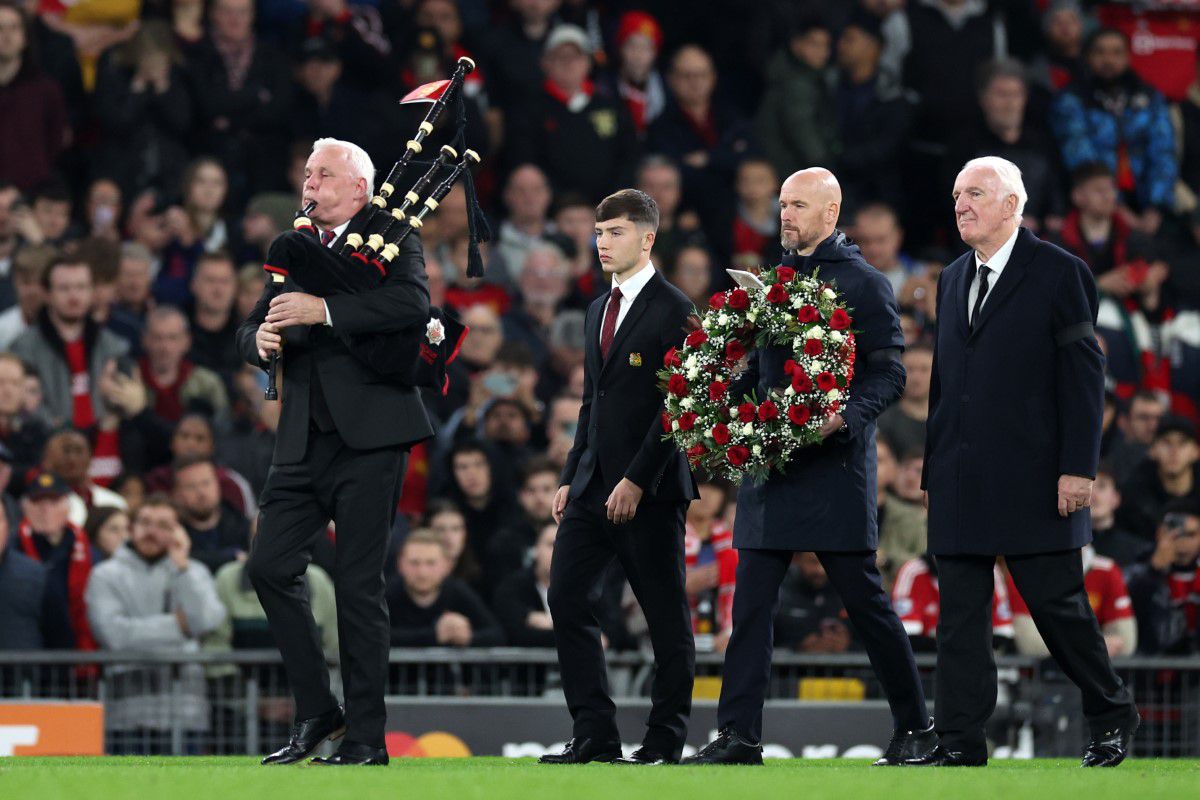 Momente emoționante în Champions League » Manchester United l-a omagiat pe Sir Bobby Charlton