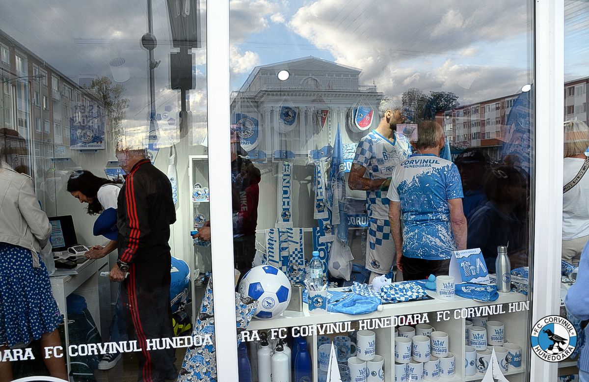 Corvinul Hunedoara și-a prezentat noul echipament și magazinul oficial