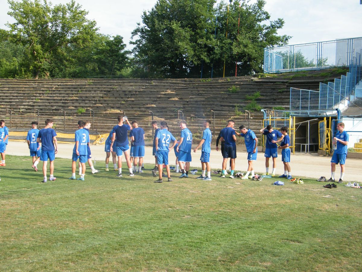 Între timp, în România » Teren micșorat cu 3 metri în timpul meciului! Imagini nemaivăzute