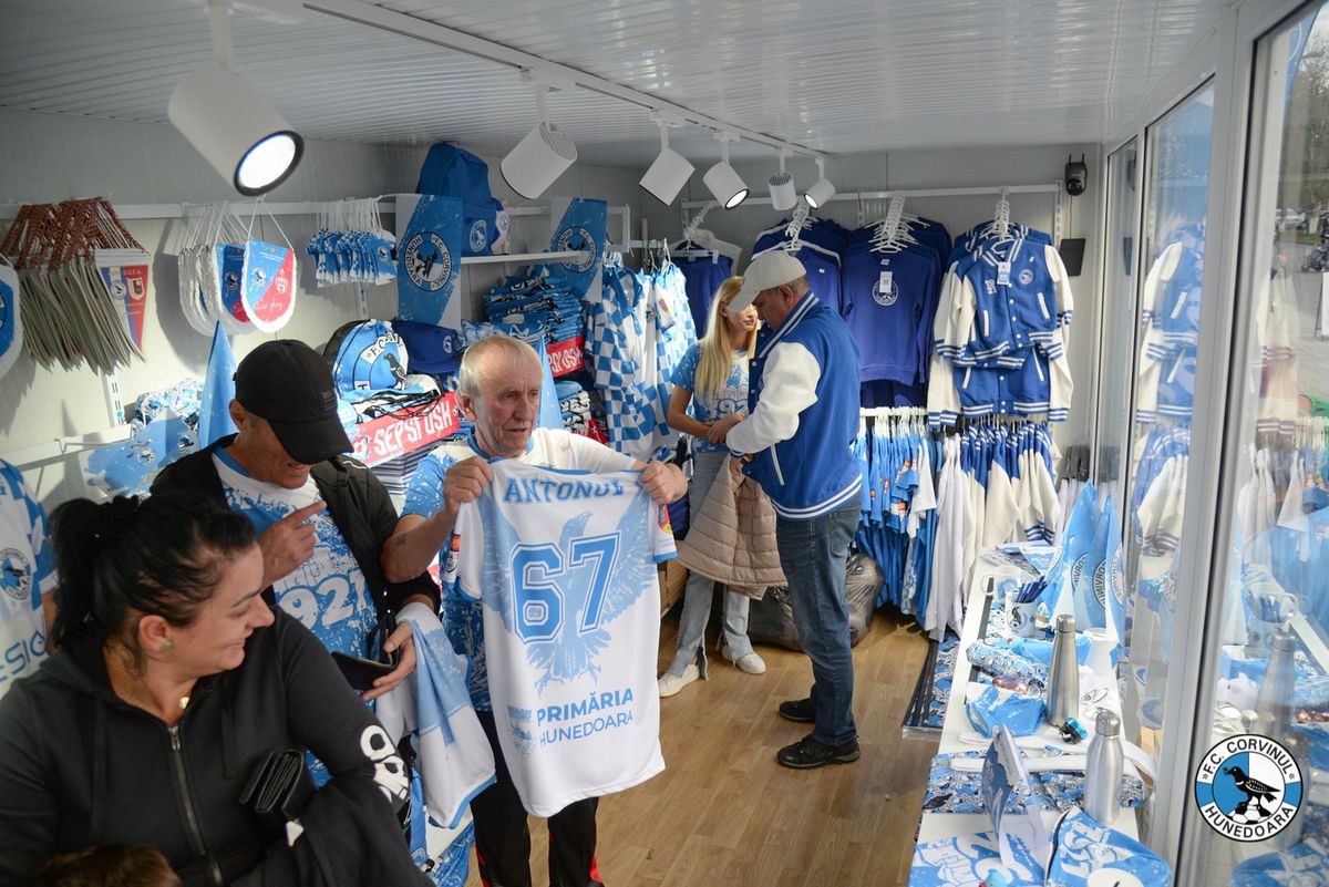 Corvinul Hunedoara și-a prezentat noul echipament și magazinul oficial