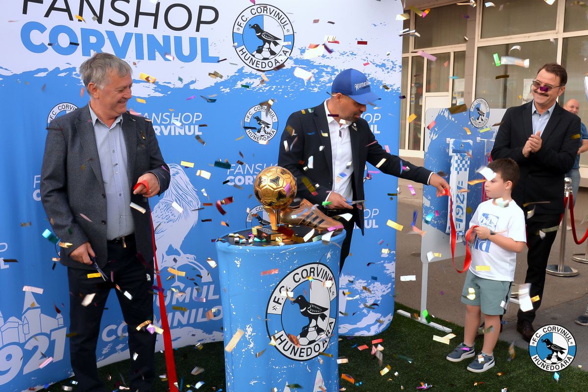 Corvinul Hunedoara și-a prezentat noul echipament și magazinul oficial