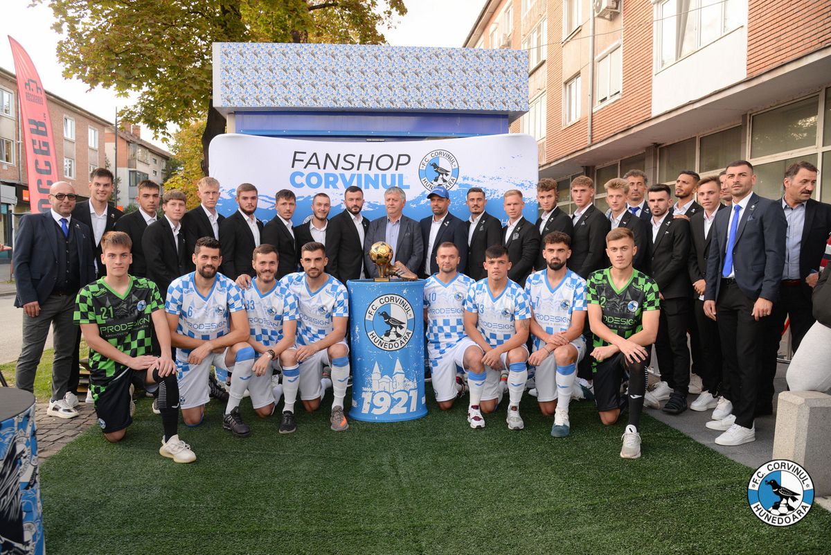 Corvinul Hunedoara și-a prezentat noul echipament și magazinul oficial