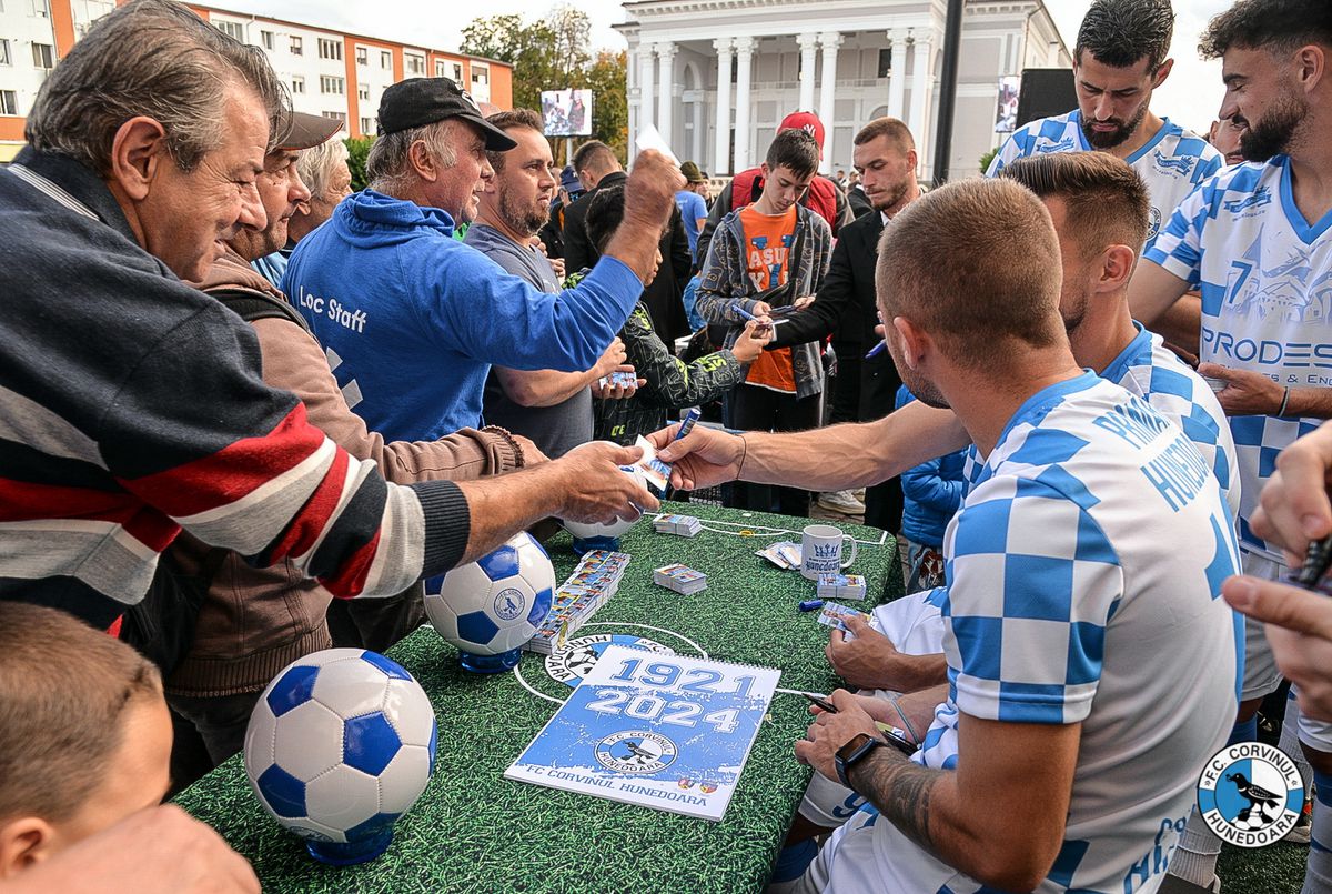 Corvinul Hunedoara și-a prezentat noul echipament și magazinul oficial