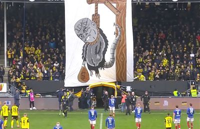 Scenografie macabră în derby: l-au „spânzurat” pe antrenorul care a trecut la marea rivală!